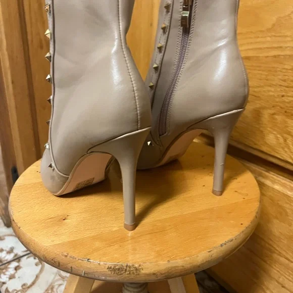 Boots hill - Picture 2 of 7